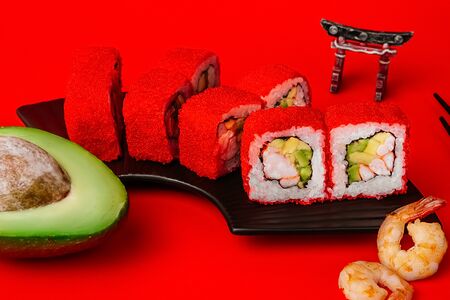 Ролл Калифорния с авокадо и креветкой