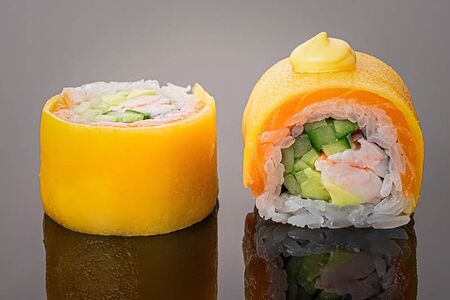 Ролл Манго, лосось и королевская креветка