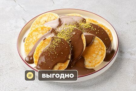 Большая порция панкейков с шоколадно-ореховой пастой Нутелла