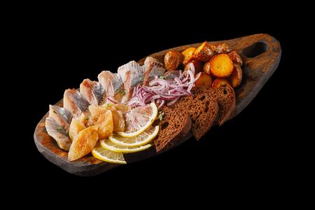 Сельдь с икрой и молодым картофелем гриль