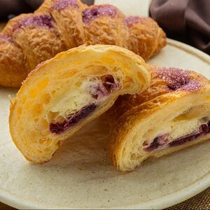 Круассан с лесными ягодами