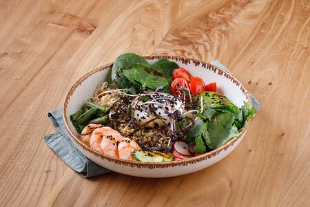 Большой боул с креветками, авокадо и яйцом пашот