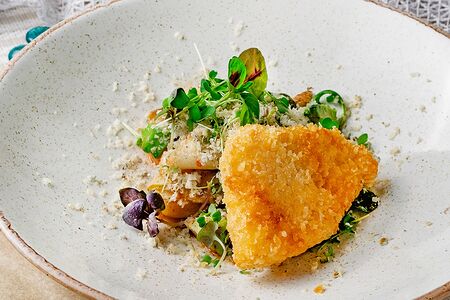 Салат из груши с апельсиновой заправкой с жареным сыром