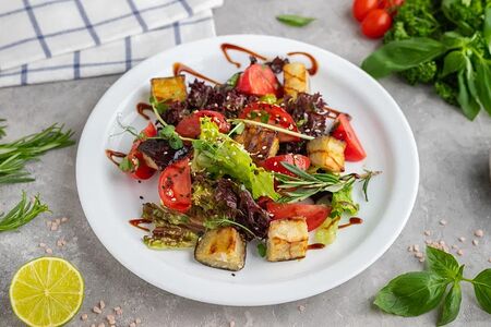 Салат с хрустящими баклажанами, овощами и зеленью