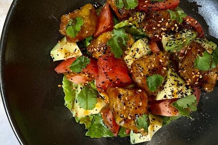 Хрустящие баклажаны с томатами и авокадо 