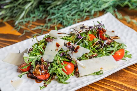 Салат с обжаренной говядиной, сморчками и рукколой