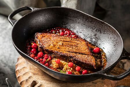 Говяжья грудинка с томленой капустой