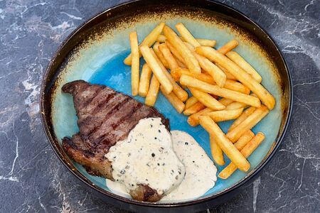 Стриплоин, картофель фри, перечный соус