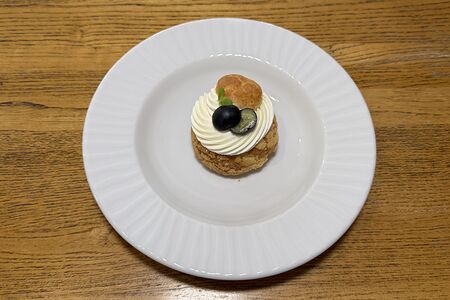 Пирожное Шу с кокосовым ганашем и пюре из манго и маракуйи