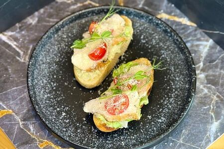 Брускетта цезарь