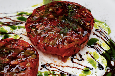 Печеные томаты с крем-бальзамиком из малины и сыром страчателла