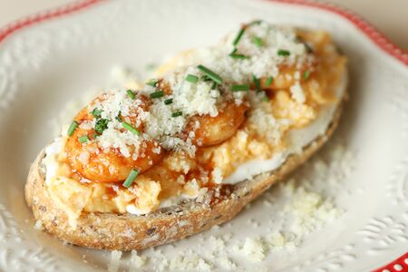 Тост со скрэмблом и креветками