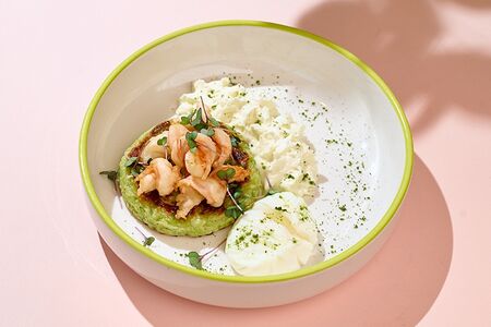 Хэшбраун из цукини с креветками и сливочным соусом пармезан