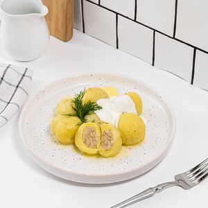 Клёцки картофельные с мясом и сметаной