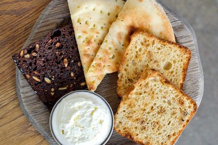 Домашний хлеб с копченым сливочным маслом