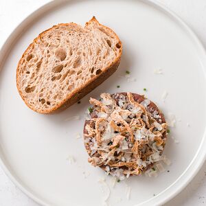Тартар из говядины с хрустящими вешенками