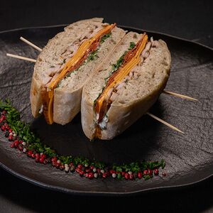 Сэндвич с курицей и пепперони 