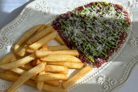 Тартар из говядины с пармезаном и картофелем фри