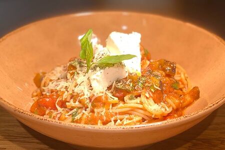 Паста с баклажаном, помидорами и сыром фета 