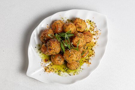 Молодой картофель обжаренный со специями