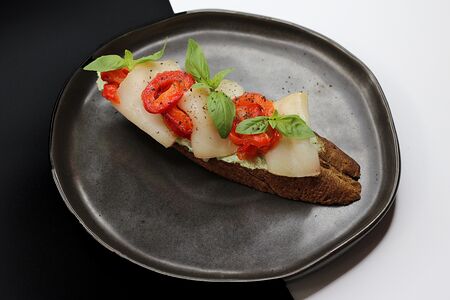 Брускетта с масляной рыбой