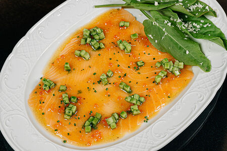 Карпаччо из лосося, щавель и соус из крапивы