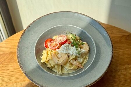 Фетучини с креветкой в соусе песто со страчателлой