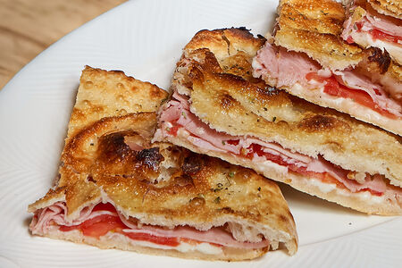 Фокачча с ветчиной, моцареллой и помидорами