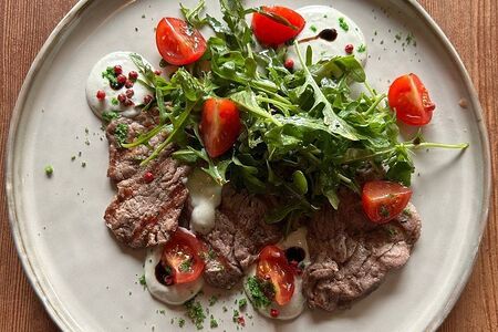 Салат с говяжьей вырезкой Блю чиз 