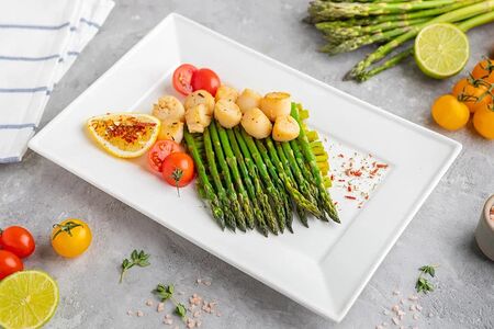 Морские гребешки со спаржей на гриле