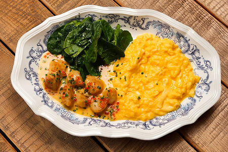 С гребешком и икорным соусом