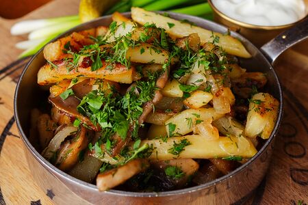 Жареный картофель с луком и грибами