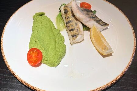 Балтийский судак со шпинатом и пюре из брокколи