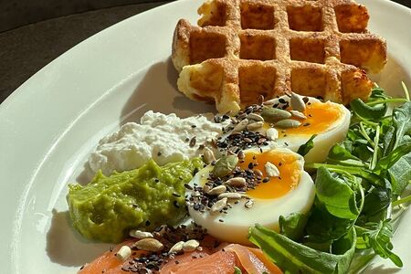 Завтрак с творожной вафлей