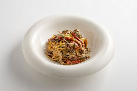 Спагетти с говядиной и грибами