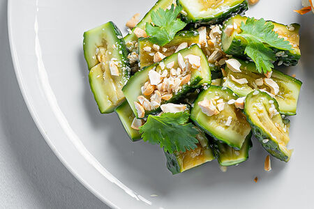 Битые огурцы с орешками