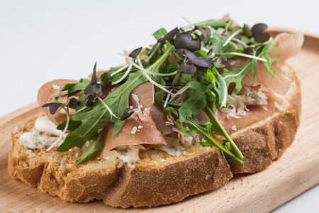 Брускетта с пармским окороком