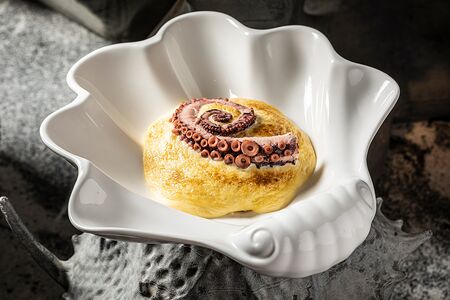 Яичный салат с осьминогом