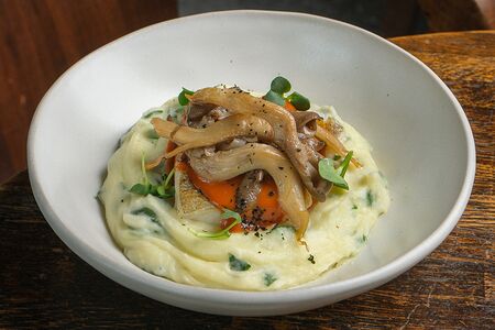 Судак с картофельным кремом и вешенками