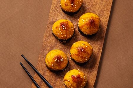 Ролл, запеченный с мидиями