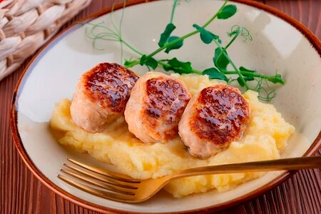 Куриные котлетки с картофельным пюре