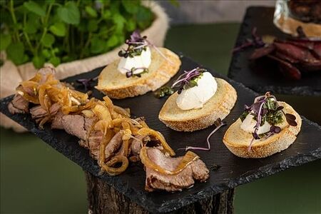 Ростбиф с хрустящим багетом и сливочным кремом