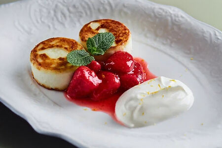 Сырники с клубничным конфитюром и сметаной