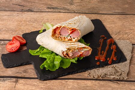 Хот-дог с двумя сосисками