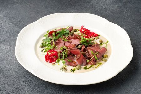 Бычье сердце Тонато с каперсами, кинзой и зеленым маслом