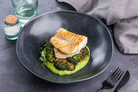 Судак с карамелизированной брокколи