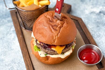 Хипстер бургер с брусничным соусом