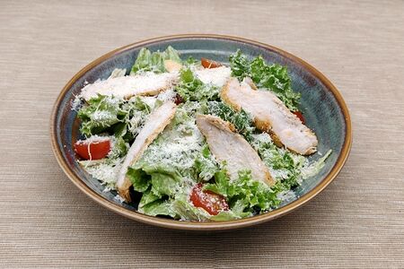 Салат Цезарь с куриной грудкой