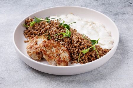 Гречка с котлетой