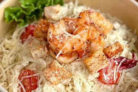 Салат Цезарь с креветками 